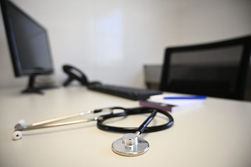 Estetoscopio sobre el escritorio de un consultorio