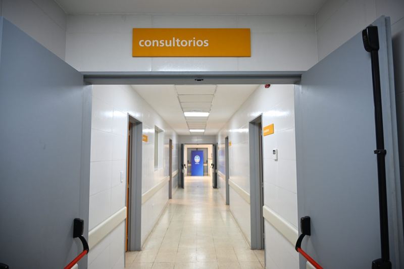 Pasillo de consultorios externos del hospital
