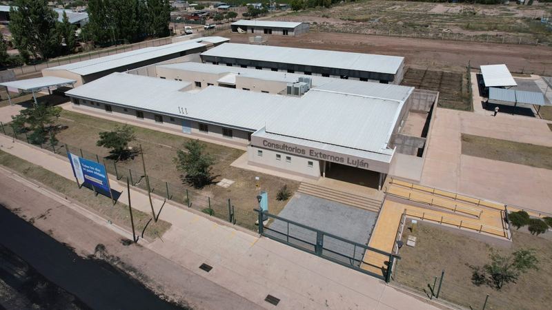 Vista aérea del edificio del hospital sobre el Acceso Sur